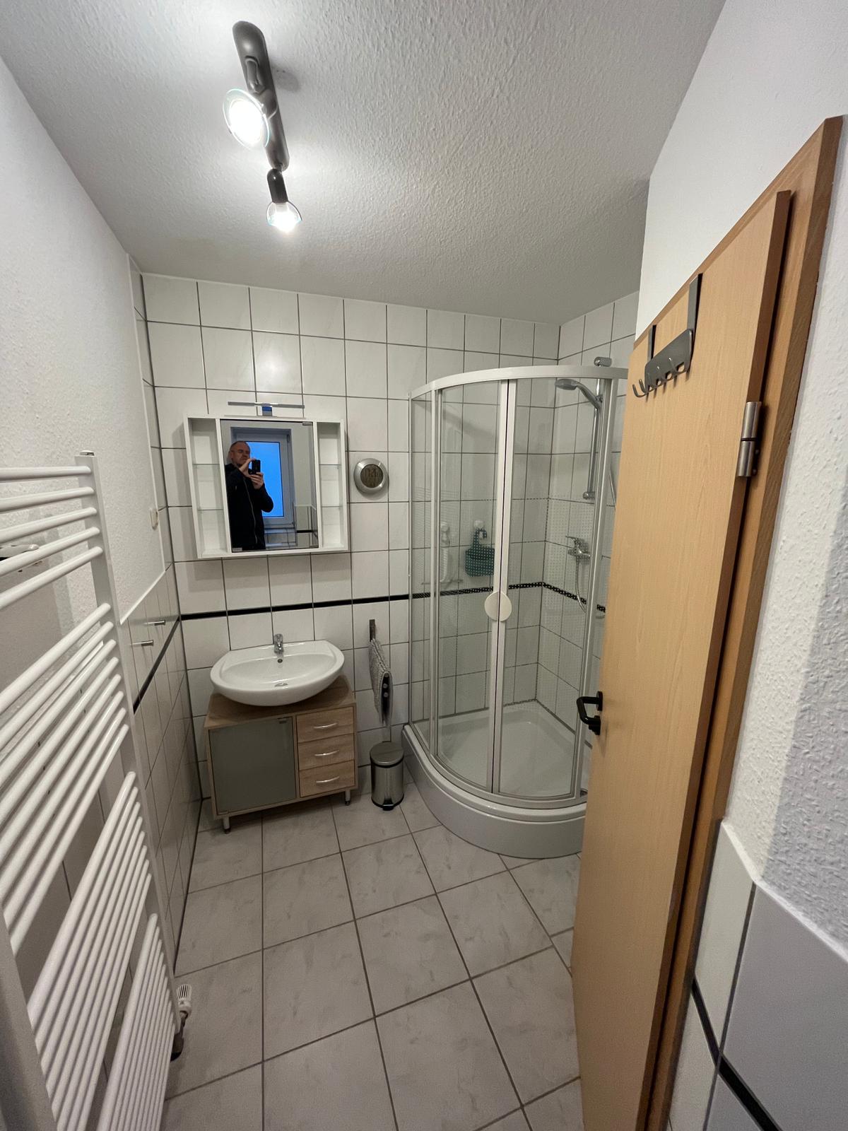 Badezimmer mit Dusche